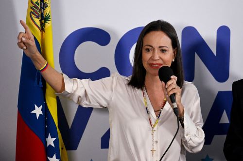 La lideresa de la oposición venezolana María Corina Machado habla con los medios en Caracas el 29 de julio de 2024, un día después de las elecciones presidenciales venezolanas. Foto: AFP