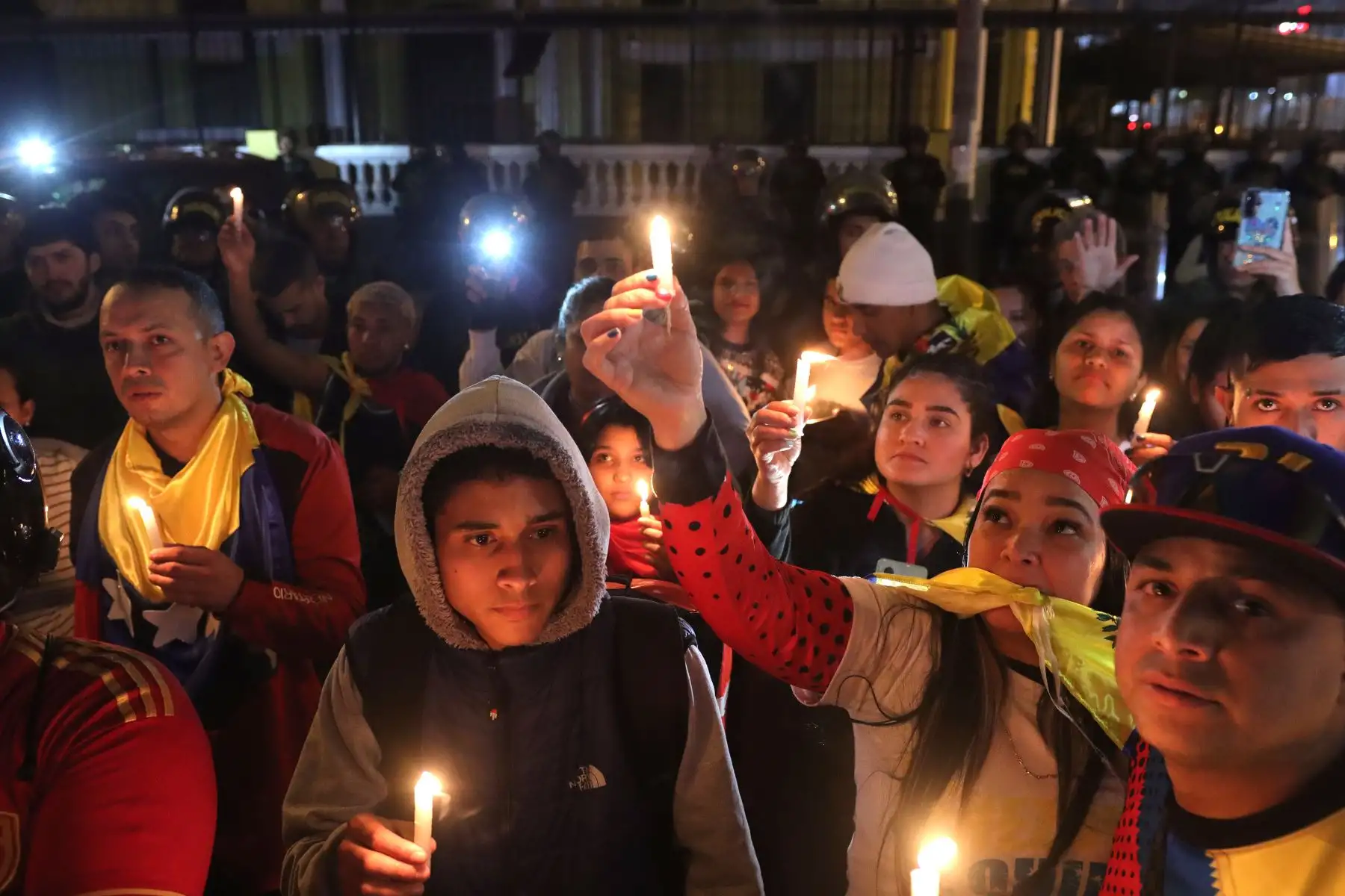 Ciudadanos venezolanos realizan una vigilia frente a la embajada de Venezuela en rechazo a los resultados de las elecciones presidenciales en su país.
Foto: ANDINA / Lino Chipana.