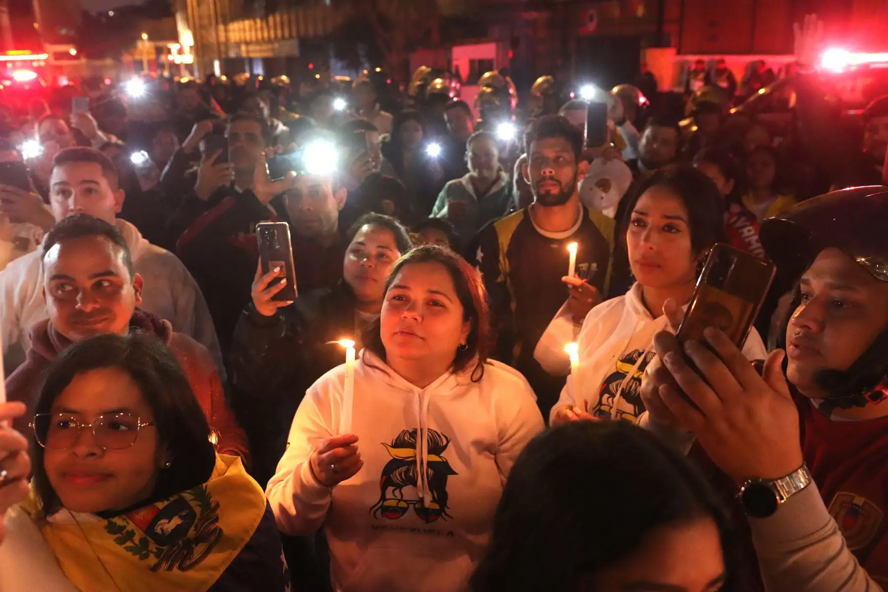 Ciudadanos venezolanos realizan una vigilia frente a la embajada de Venezuela en rechazo a los resultados de las elecciones presidenciales en su país.
Foto: ANDINA / Lino Chipana.