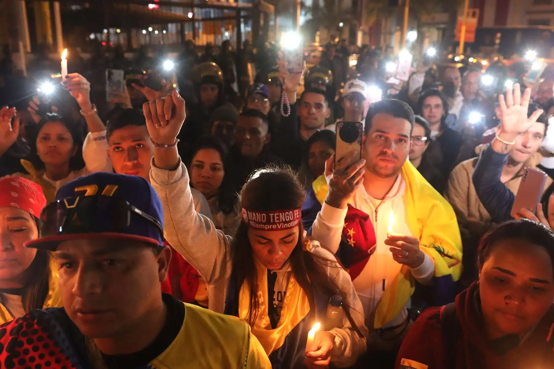 Ciudadanos venezolanos realizan una vigilia frente a la embajada de Venezuela en rechazo a los resultados de las elecciones presidenciales en su país.
Foto: ANDINA / Lino Chipana.