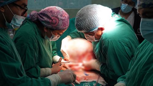 Cirujanos del hospital Hipólito Unanue extraen tumor de 10 kg en exitosa operación. Foto: ANDINA/Difusión