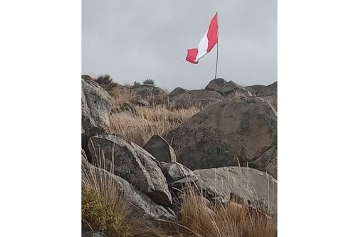 En la parte alta de la comunidad de Racco, región Pasco, se izó la bandera del Perú con motivo de Fiestas Patrias. Foto: ANDINA/Difusión
