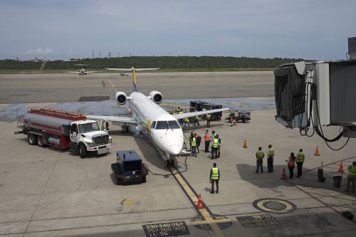 Un avión a su llegada al Aeropuerto Internacional Simón Bolívar en Maiquetía, estado de La Guaira, Venezuela. Foto: AFP