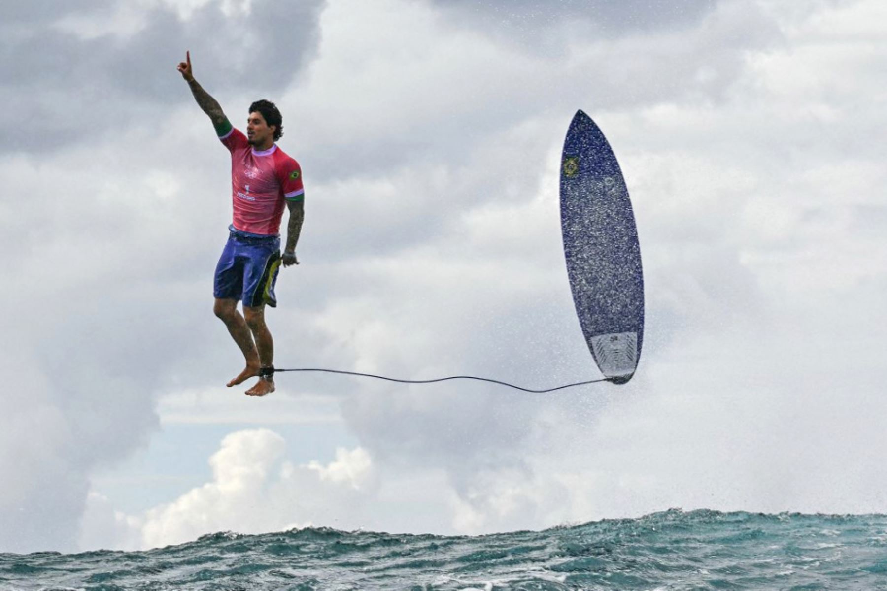 El brasileño Gabriel Medina reacciona después de recibir una gran ola en la quinta serie de la ronda 3 de surf masculino, durante los Juegos Olímpicos de París 2024. Foto: AFP