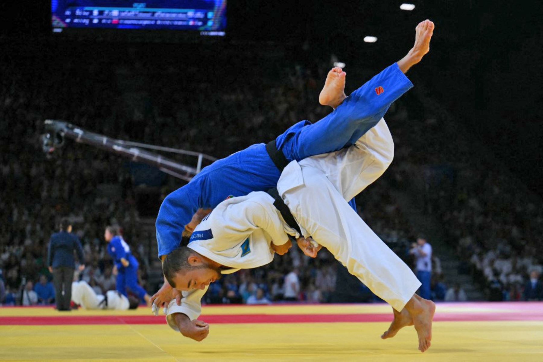 Abylaikhan Zhubanazar de Kazajstán y Attila Ungvari (Azul) de Hungría compiten en la ronda de 32 de judo masculino de -81 kg de los Juegos Olímpicos de París 2024 en el Champ-de-Mars Arena, en París. Foto: AFP