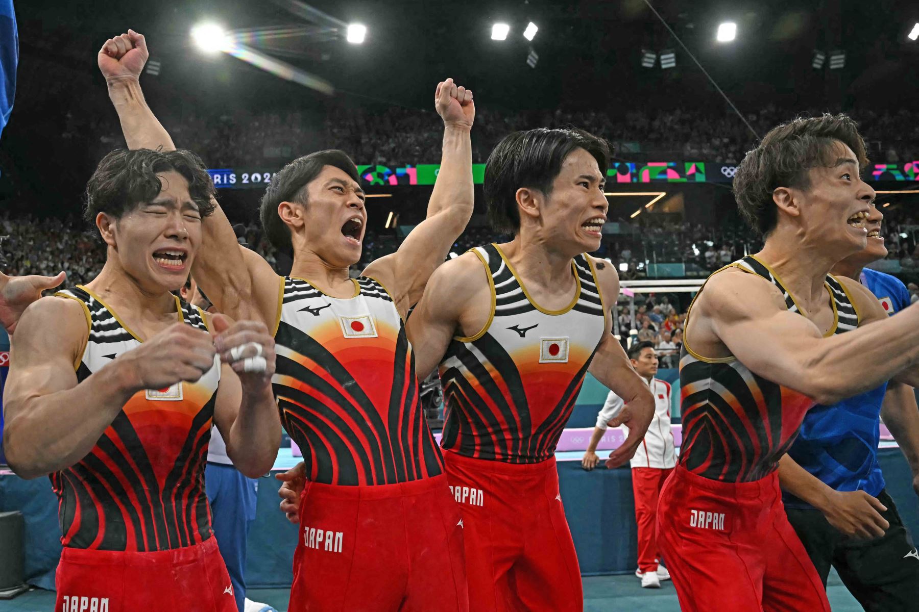 El equipo de Japón celebra tras ganar la medalla de oro en la final por equipos masculinos de gimnasia artística durante los Juegos Olímpicos de París 2024 en el Bercy Arena de París, el 29 de julio de 2024. Foto: AFP