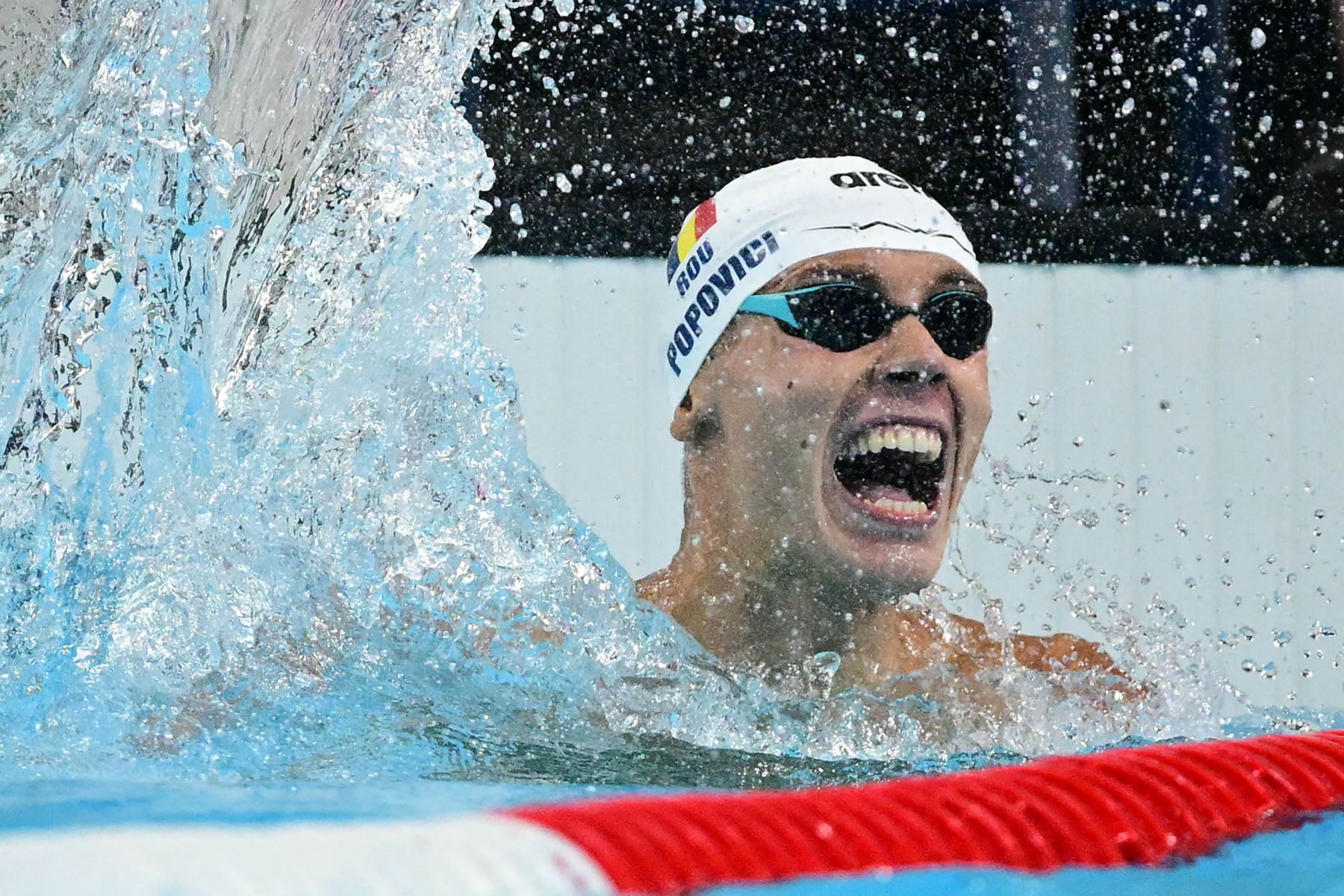 El rumano David Popovici celebra tras ganar la final de la prueba masculina de natación estilo libre de 200 m durante los Juegos Olímpicos de París 2024 en el estadio Paris La Défense en Nanterre, al oeste de París. Foto: AFP