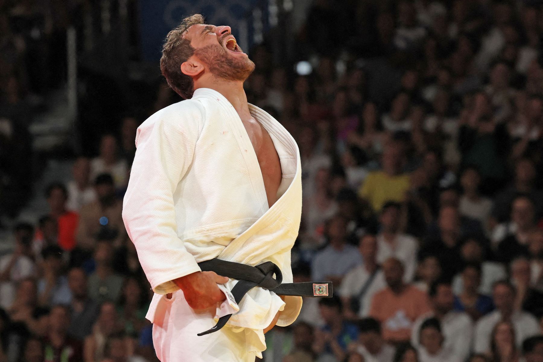 Hidayat Heydarov, de Azerbaiyán, reacciona después de vencer a Akil Gjakova de Kosovo en la ronda semifinal masculina de judo de -73 kg de los Juegos Olímpicos de París. Foto: AFP