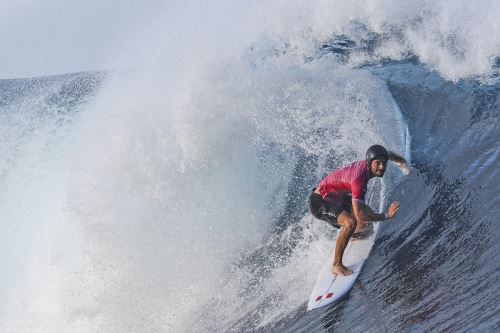 Alonso Correa en acción durante la ronda masculina 3 de las competiciones de surf de los Juegos Olímpicos de París. Foto: EFE