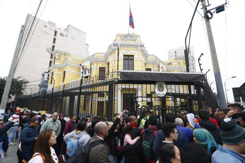 Venezolanos en Perú acuden a su embajada para consultar sobre trámites ante crisis en Venezuela