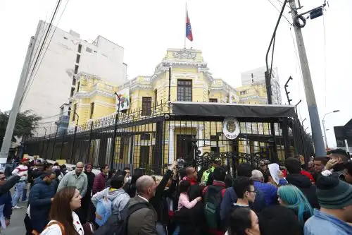 Ciudadanos venezolanos residentes en el Perú hacen largas colas en los exteriores de la Embajada de Venezuela ubicada en la avenida Arequipa para tramitar documentos, en el marco de la crisis social y política que vive dicho país tras las elecciones generales. Foto: ANDINA/Daniel Bracamonte