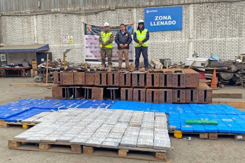La sustancia ilícita fue encontrada en el interior de 25 estructuras metálicas rectangulares de gran tamaño que estaban dentro de un contenedor de residuos de metal (chatarra) que se iba a enviar a México por vía marítima. ANDINA/ Ministerio Público.