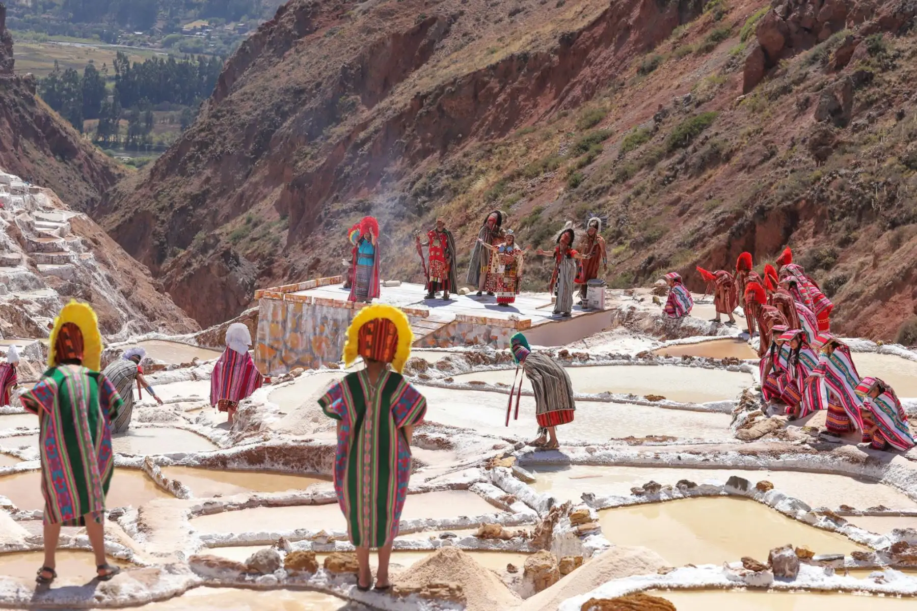 En las Salineras de Maras, ubicadas en la provincia de Urubamba, en el Cusco, se escenificó por primera vez el “Kachi Raymi” o fiesta de la Sal, expresión cultural que busca revalorar la ancestral extracción de este mineral para la supervivencia. Foto: Percy Hurtado