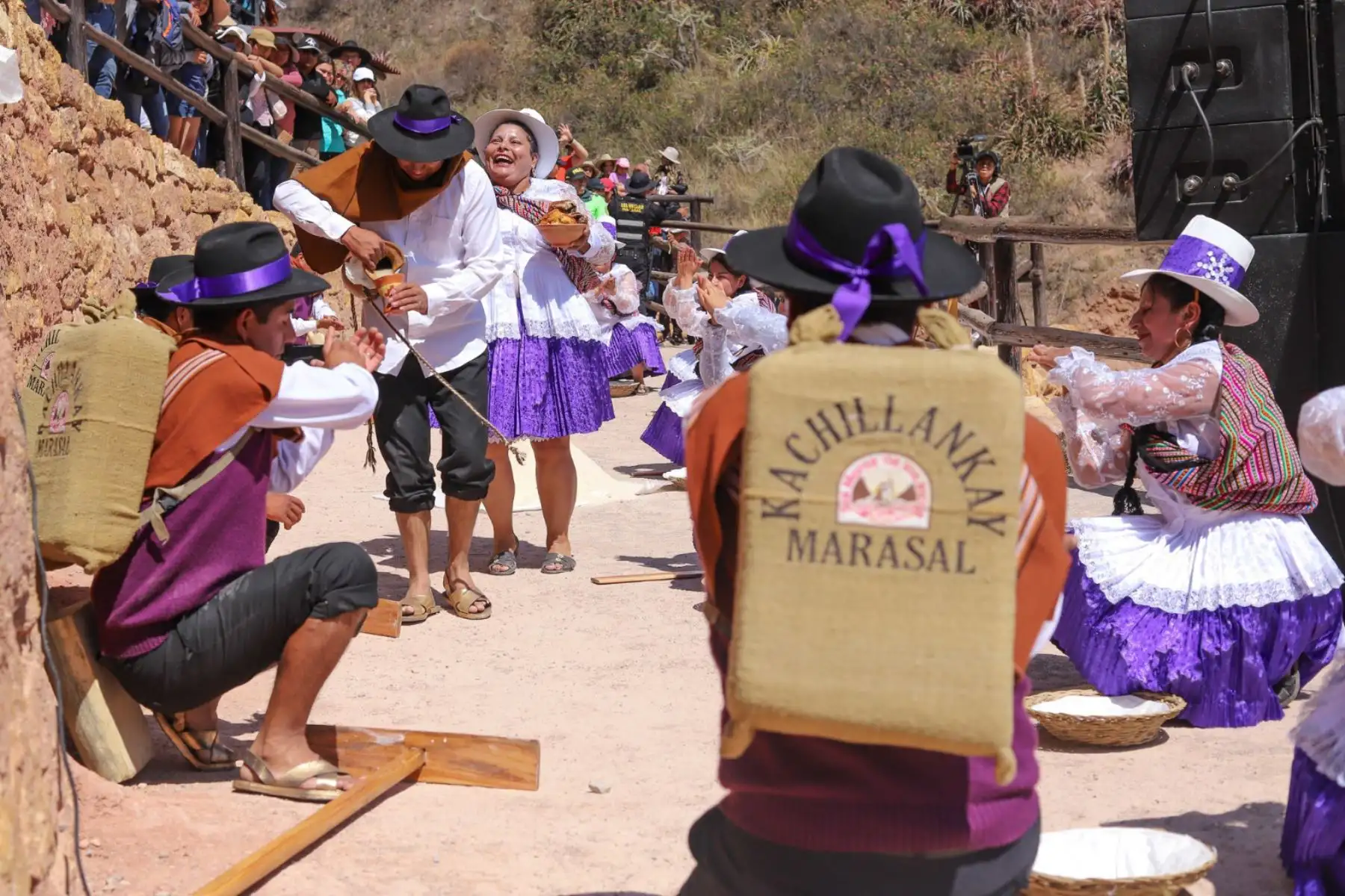 En las Salineras de Maras, ubicadas en la provincia de Urubamba, en el Cusco, se escenificó por primera vez el “Kachi Raymi” o fiesta de la Sal, expresión cultural que busca revalorar la ancestral extracción de este mineral para la supervivencia. Foto: Percy Hurtado