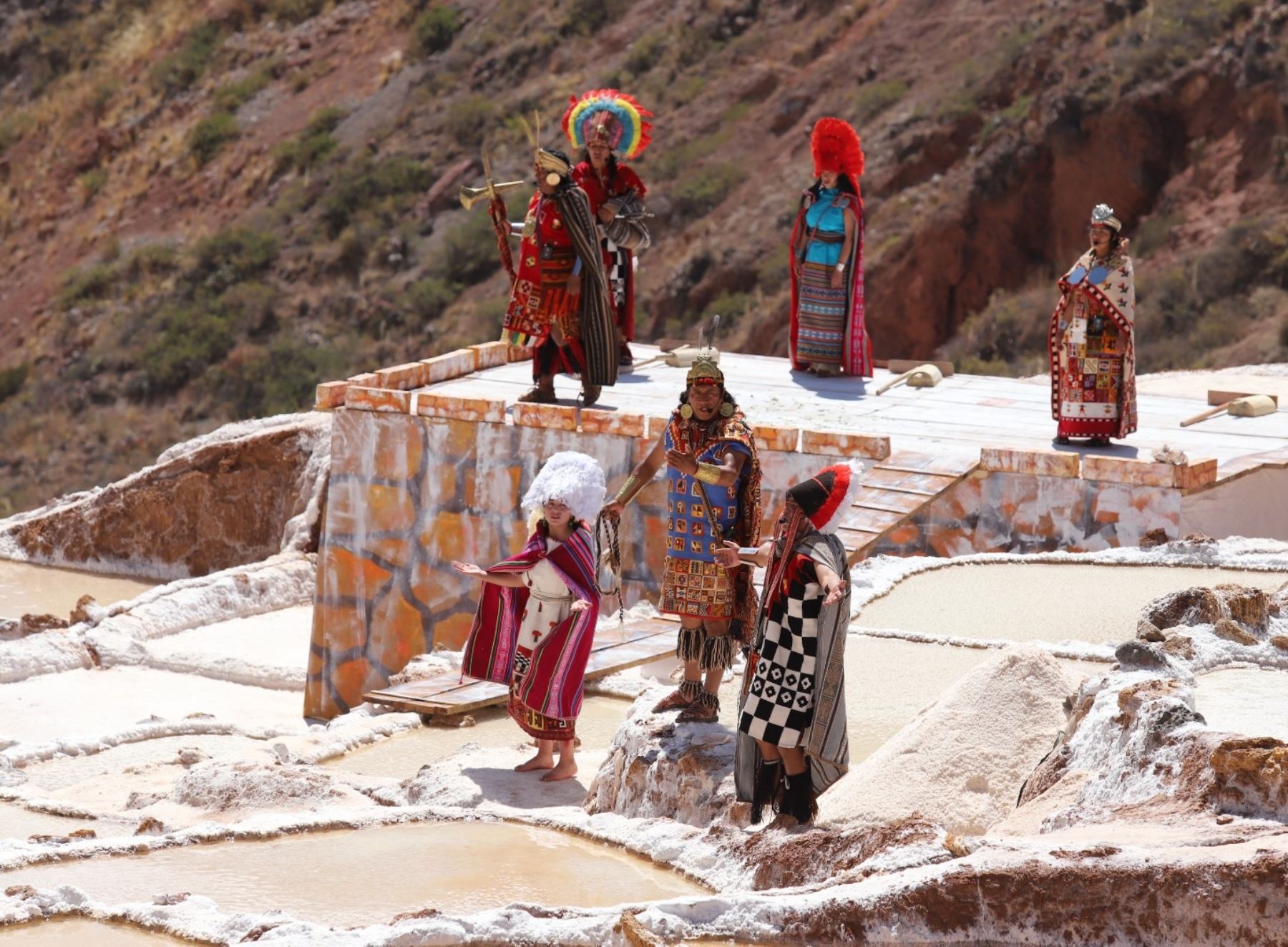 Cusco revalora extracción ancestral de la sal de Maras con la escenificación de la ceremonia Kachi Raymi. ANDINA/Percy Hurtado Santillán