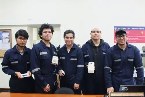 El monitor consta de sensores de presión arterial y nivel de oxígeno que recopilan los siguientes datos del paciente: presión sistólica y distólica, y frecuencia cardíaca. Foto: Facultad de Ciencias e Ingeniería de la PUCP..