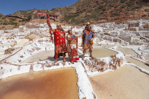 Escenifican la Fiesta de la Sal en las Salineras de Maras en el Cusco