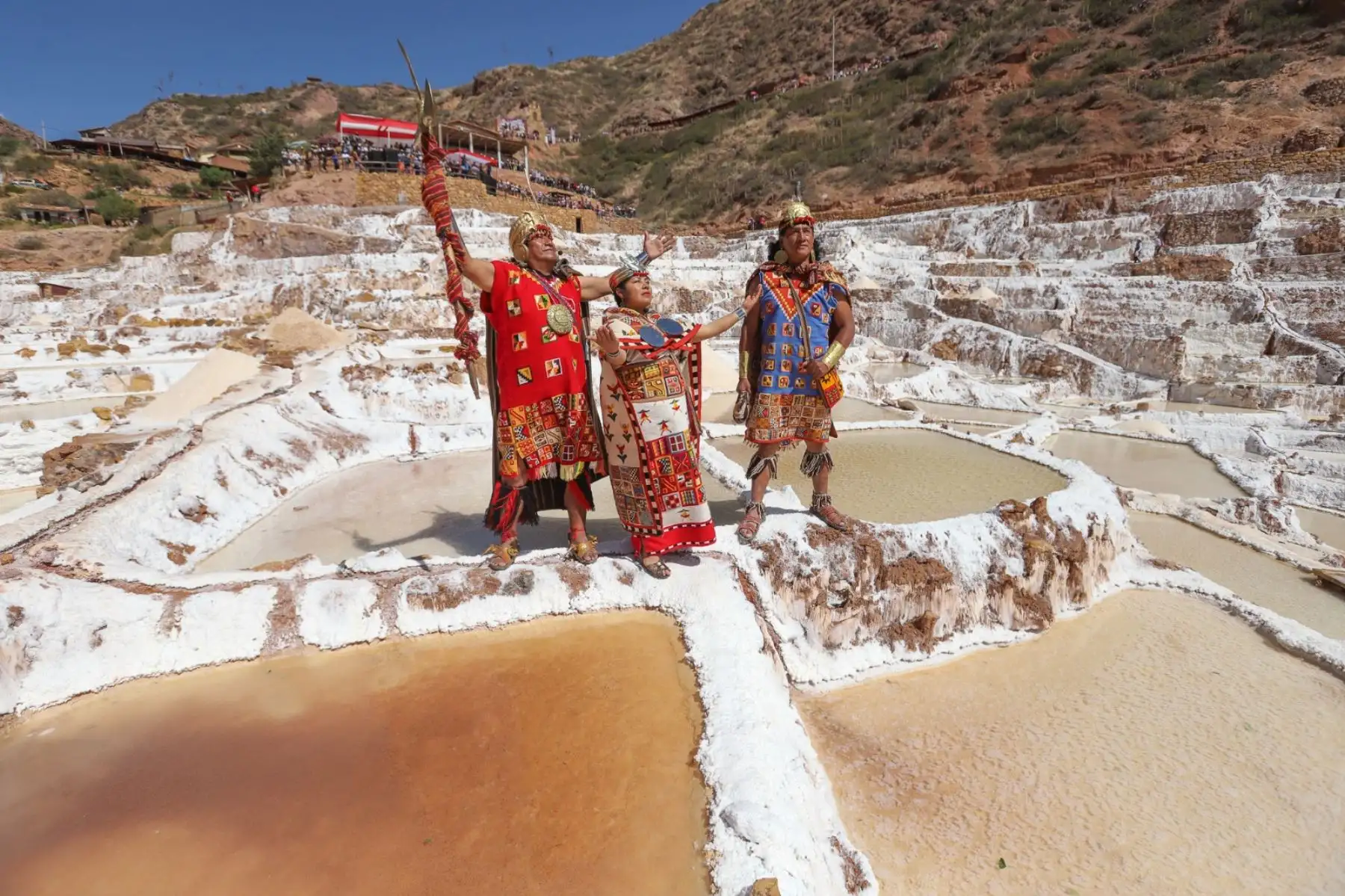 En las Salineras de Maras, ubicadas en la provincia de Urubamba, en el Cusco, se escenificó por primera vez el “Kachi Raymi” o fiesta de la Sal, expresión cultural que busca revalorar la ancestral extracción de este mineral para la supervivencia. Foto: Percy Hurtado
