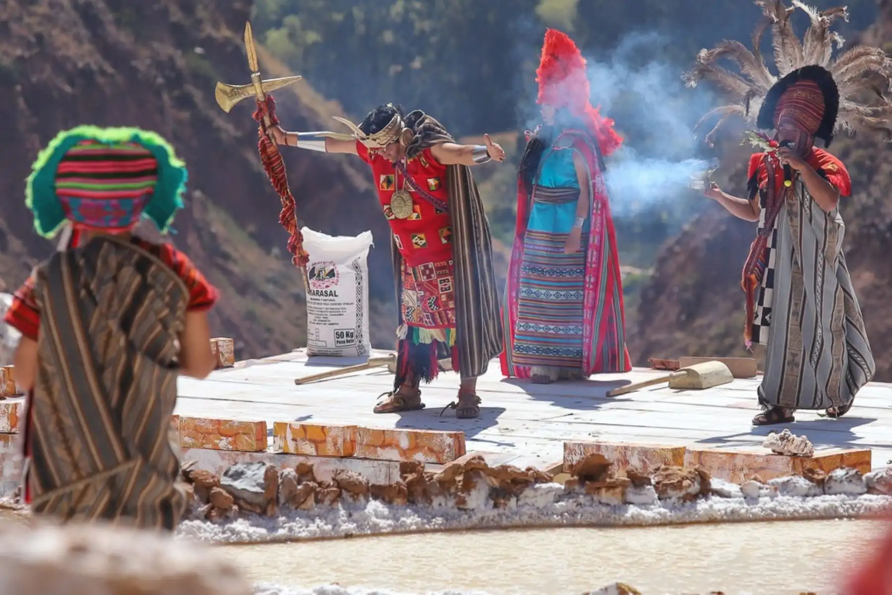 En las Salineras de Maras, ubicadas en la provincia de Urubamba, en el Cusco, se escenificó por primera vez el “Kachi Raymi” o fiesta de la Sal, expresión cultural que busca revalorar la ancestral extracción de este mineral para la supervivencia. Foto: Percy Hurtado