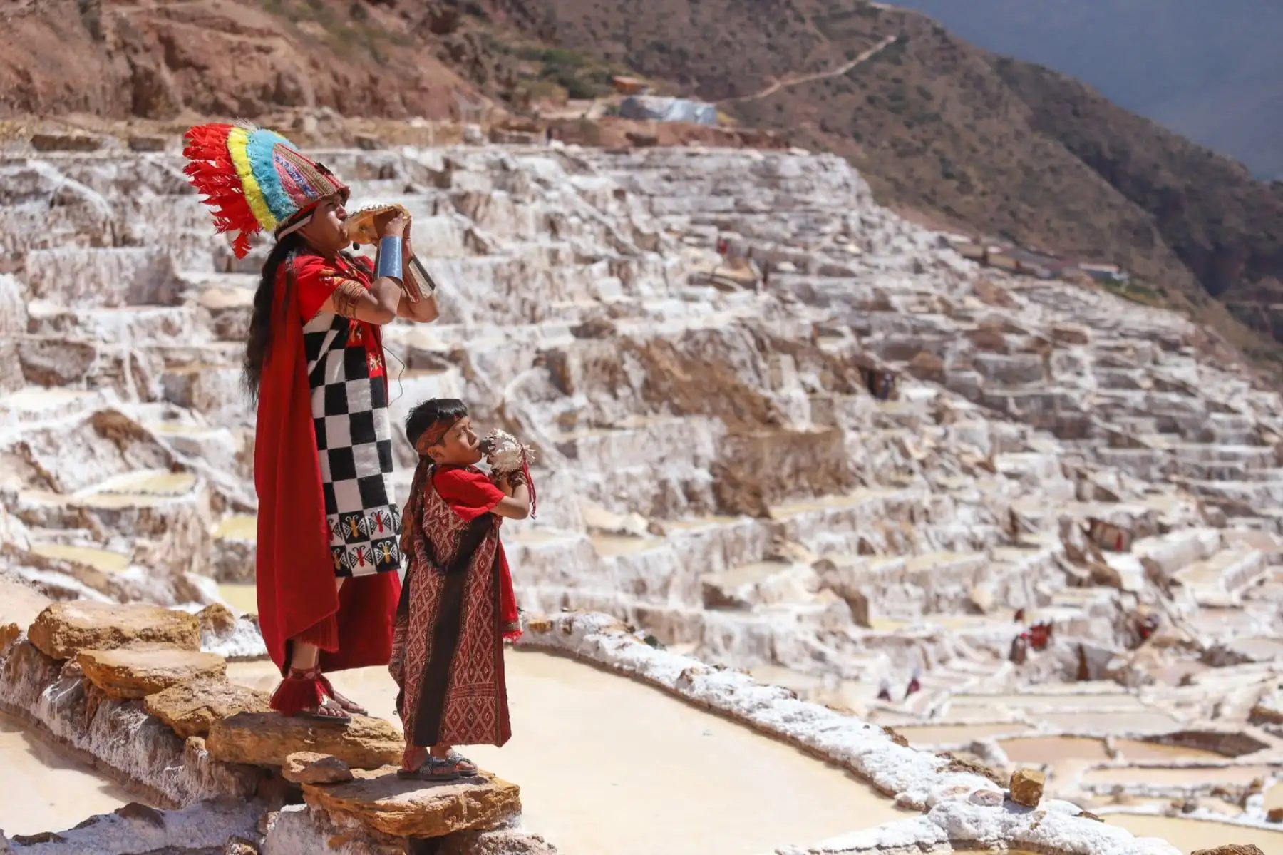 En las Salineras de Maras, ubicadas en la provincia de Urubamba, en el Cusco, se escenificó por primera vez el “Kachi Raymi” o fiesta de la Sal, expresión cultural que busca revalorar la ancestral extracción de este mineral para la supervivencia. Foto: Percy Hurtado
