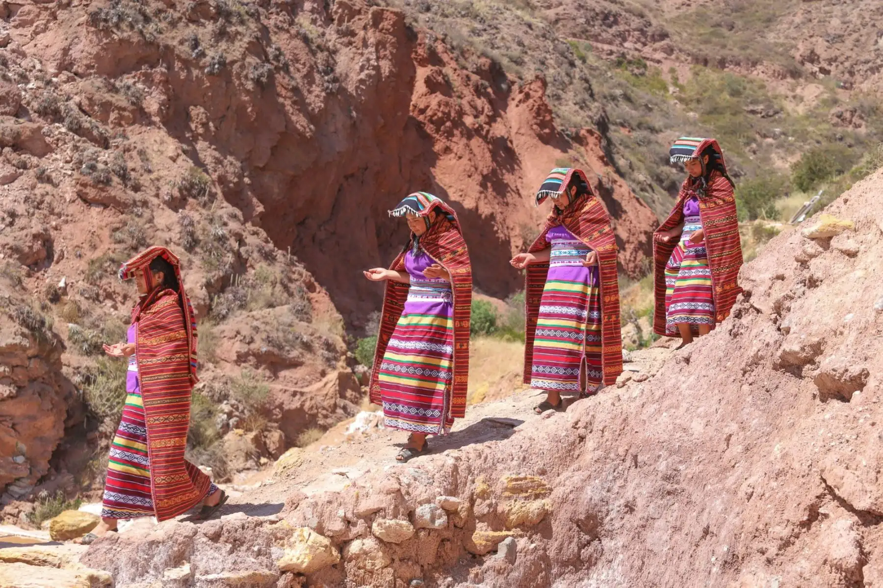 En las Salineras de Maras, ubicadas en la provincia de Urubamba, en el Cusco, se escenificó por primera vez el “Kachi Raymi” o fiesta de la Sal, expresión cultural que busca revalorar la ancestral extracción de este mineral para la supervivencia. Foto: Percy Hurtado