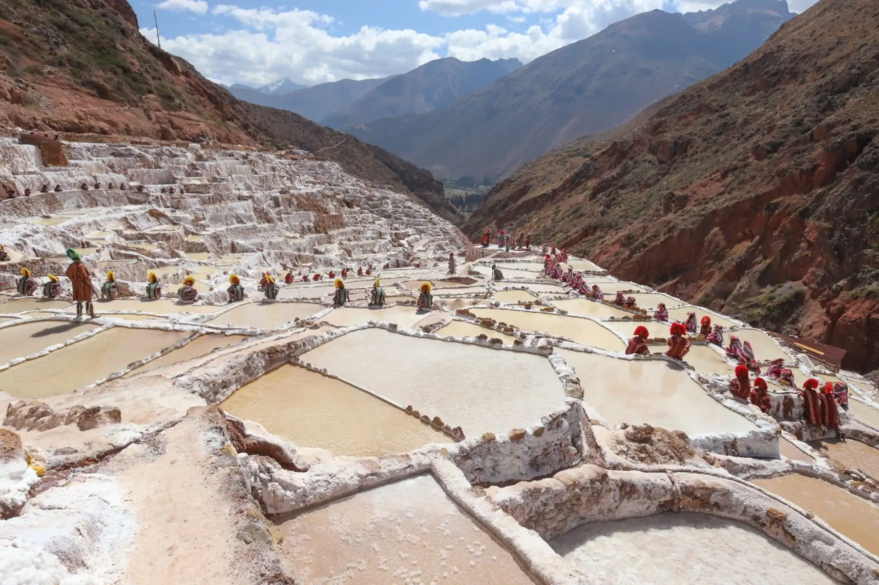 En las Salineras de Maras, ubicadas en la provincia de Urubamba, en el Cusco, se escenificó por primera vez el “Kachi Raymi” o fiesta de la Sal, expresión cultural que busca revalorar la ancestral extracción de este mineral para la supervivencia. Foto: Percy Hurtado
