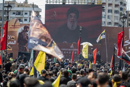 La gente mira un discurso televisado del jefe del Hezbolá del Líbano, Hasan Nasrallah, después de la marcha de Ashura, que conmemora el asesinato en el siglo VII del nieto de Mahoma, el imán Hussein. Foto: ANDINA/AFP