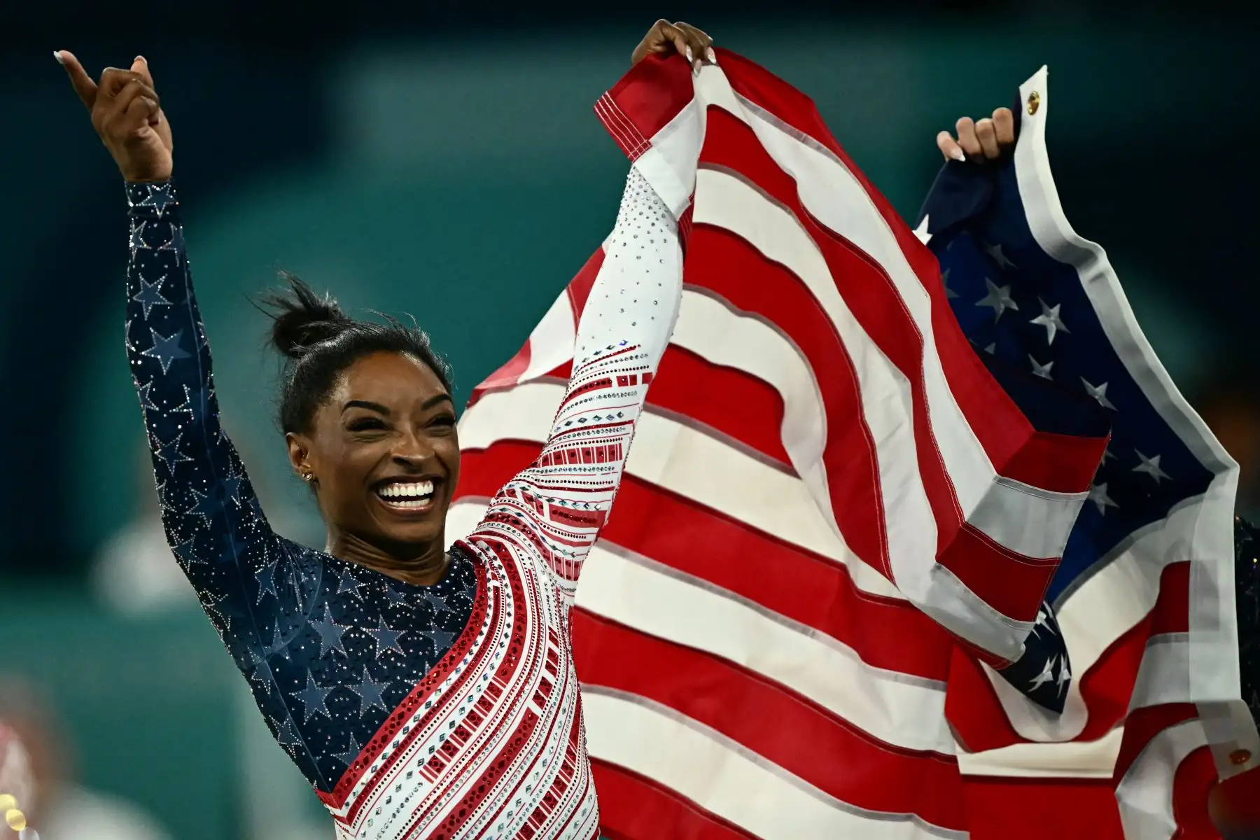 La estadounidense Simone Biles celebra después de que el equipo de Estados Unidos ganara la final por equipos femenino de gimnasia artística durante los Juegos Olímpicos de París 2024. 
Foto: ANDINA/AFP