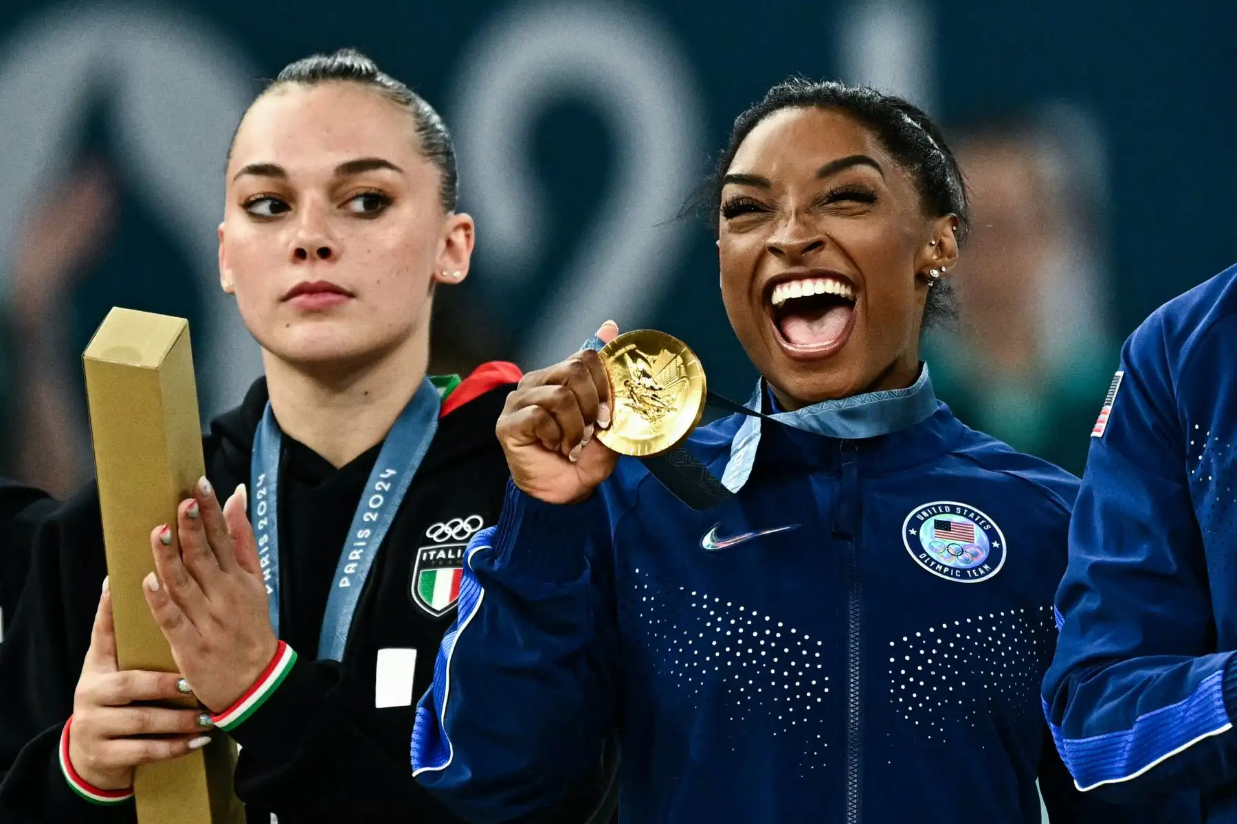La estadounidense Simone Biles posa con la medalla de oro durante la ceremonia del podio de la final por equipos femenino de gimnasia artística durante los Juegos Olímpicos de París 2024. 
Foto: ANDINA/ AFP