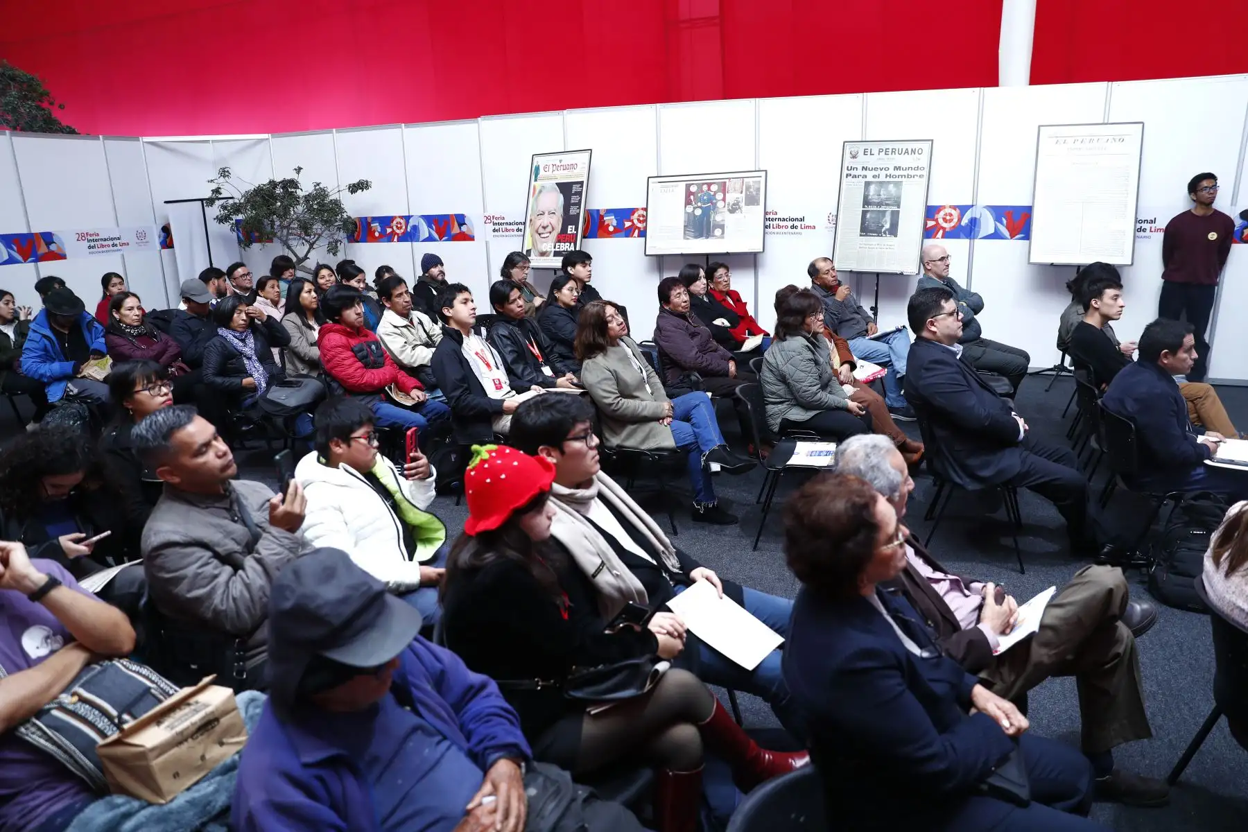 Durante el conversatorio "Diario Oficial El Peruano Rumbo al Bicentenario", realizado en la Feria Internacional del Libro de Lima, se expuso la historia del diario, los servicios informativos que ofrece, y además la labor que realiza para que el público en general conozca mas el primer diario de América.
Foto: ANDINA/Daniel Bracamonte