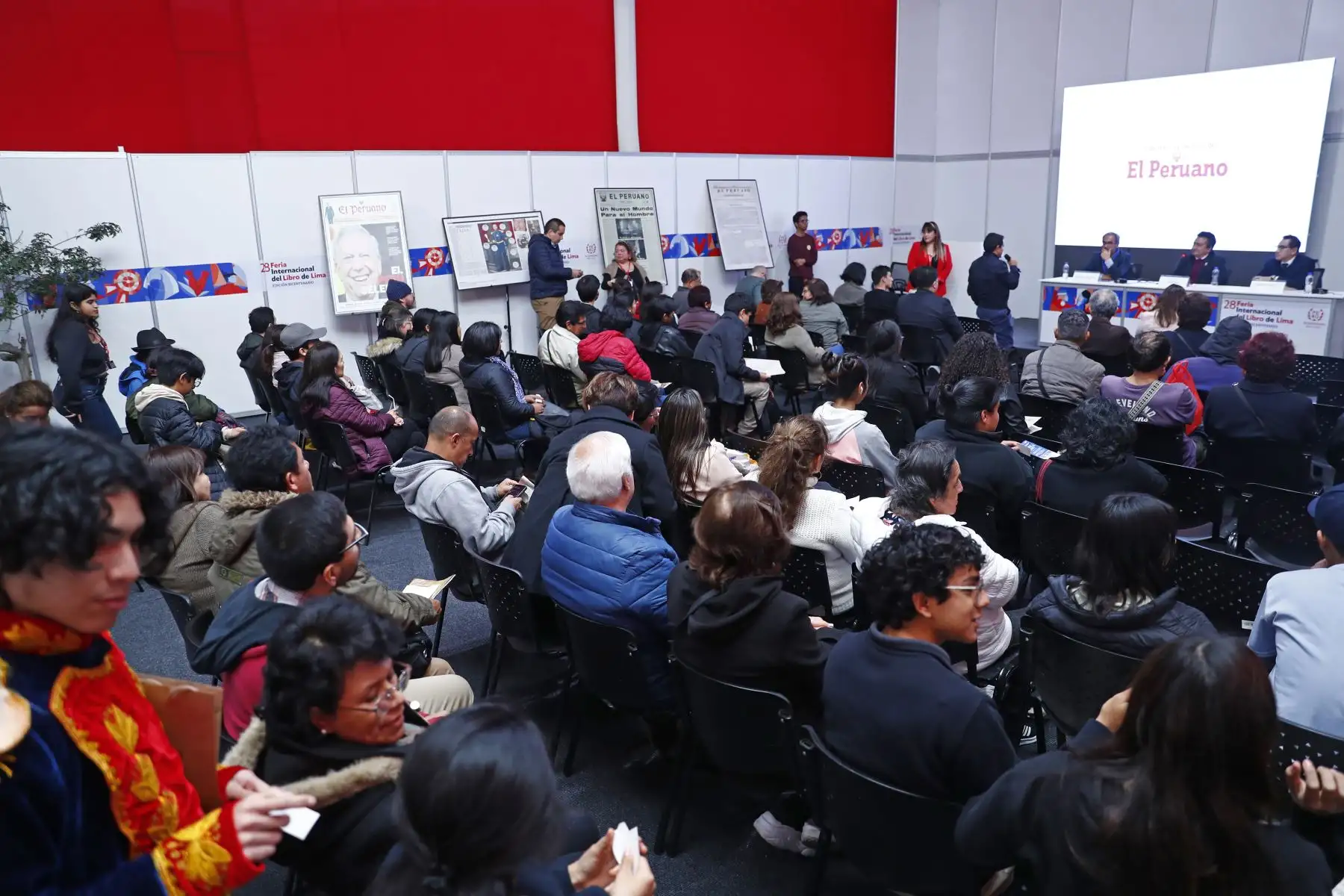 Durante el conversatorio "Diario Oficial El Peruano Rumbo al Bicentenario", realizado en la Feria Internacional del Libro de Lima, se expuso la historia del diario, los servicios informativos que ofrece, y además la labor que realiza para que el público en general conozca mas el primer diario de América.
Foto: ANDINA/Daniel Bracamonte