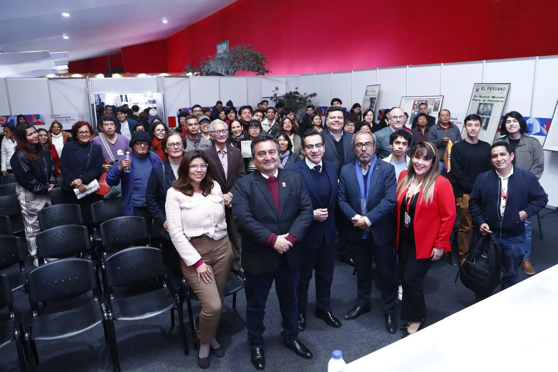 Durante el conversatorio "Diario Oficial El Peruano Rumbo al Bicentenario", realizado en la Feria Internacional del Libro de Lima, se expuso la historia del diario, los servicios informativos que ofrece, y además la labor que realiza para que el público en general conozca mas el primer diario de América.
Foto: ANDINA/Daniel Bracamonte