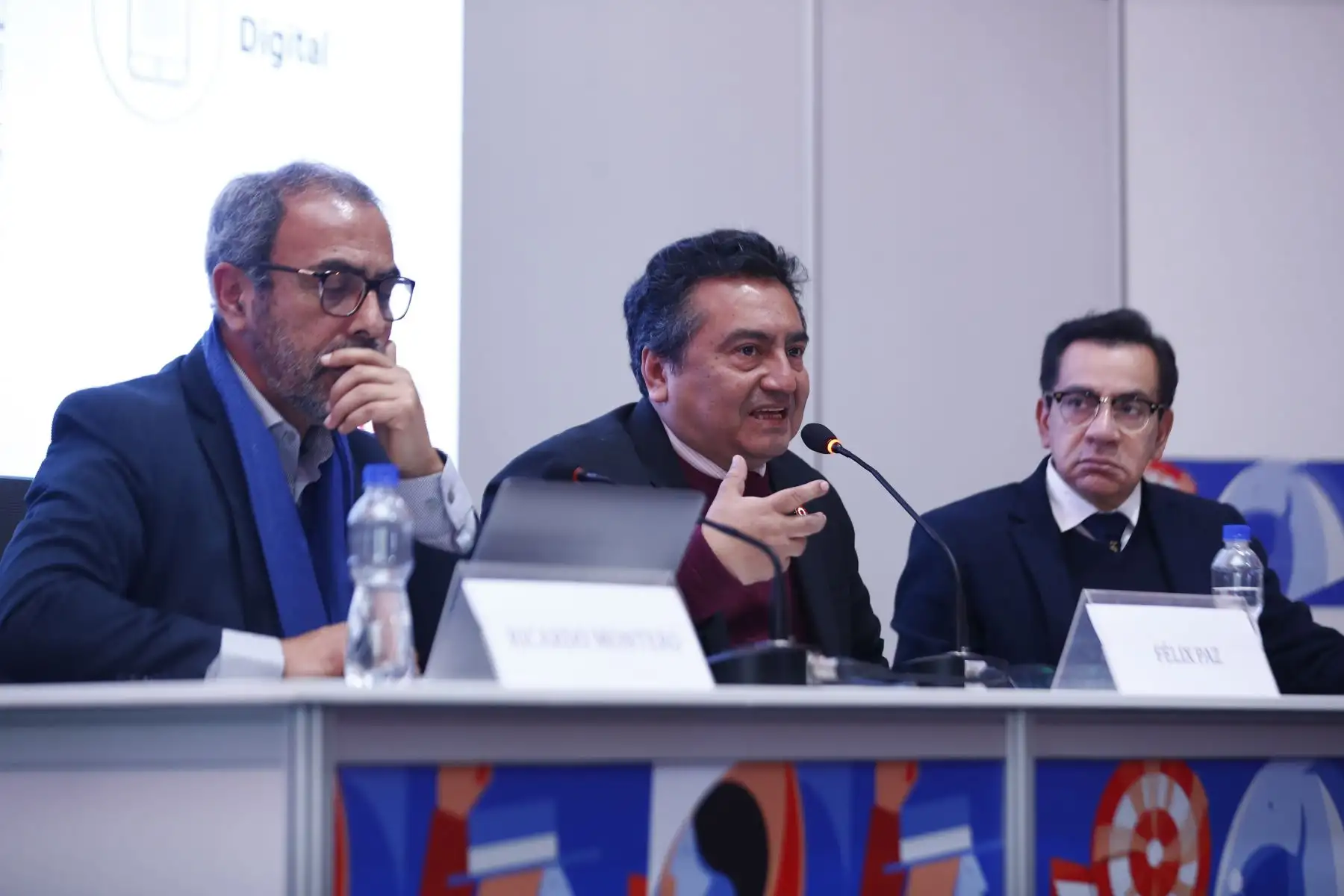 El director del Diario El Peruano, Félix Paz, el gerente de Publicaciones Oficiales de El Peruano, Ricardo Montero, y el miembro del directorio de Editora Perú, Carlos Castillo, participaron en el conversatorio "Diario Oficial El Peruano Rumbo al Bicentenario" en el auditorio Clorinda Matto de la Feria Internacional del Libro de Lima 2024 en Jesús María. Foto: ANDINA/Daniel Bracamonte