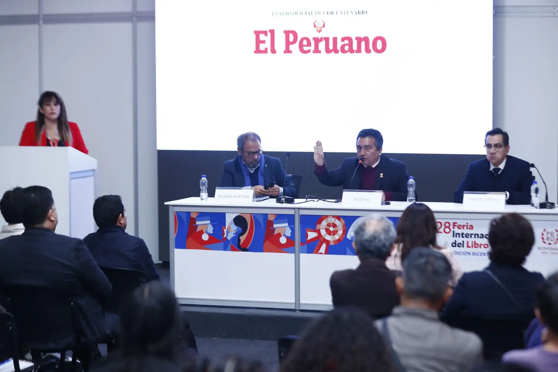 El director del Diario El Peruano, Félix Paz, el gerente de Publicaciones Oficiales de El Peruano, Ricardo Montero, y el miembro del directorio de Editora Perú, Carlos Castillo, participaron en el conversatorio "Diario Oficial El Peruano Rumbo al Bicentenario" en el auditorio Clorinda Matto de la Feria Internacional del Libro de Lima 2024 en Jesús María. Foto: ANDINA/Daniel Bracamonte