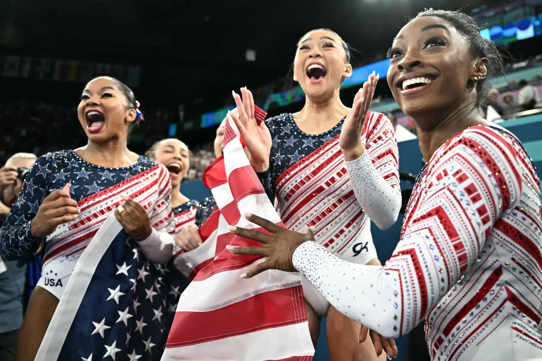Jordan Chiles, de Estados Unidos, Sunisa Lee, de Estados Unidos, y Simone Biles, de Estados Unidos, celebran después de que el equipo de Estados Unidos ganara la final por equipos de gimnasia artística femenina durante los Juegos Olímpicos de París 2024. Foto: ANDINA/AFP