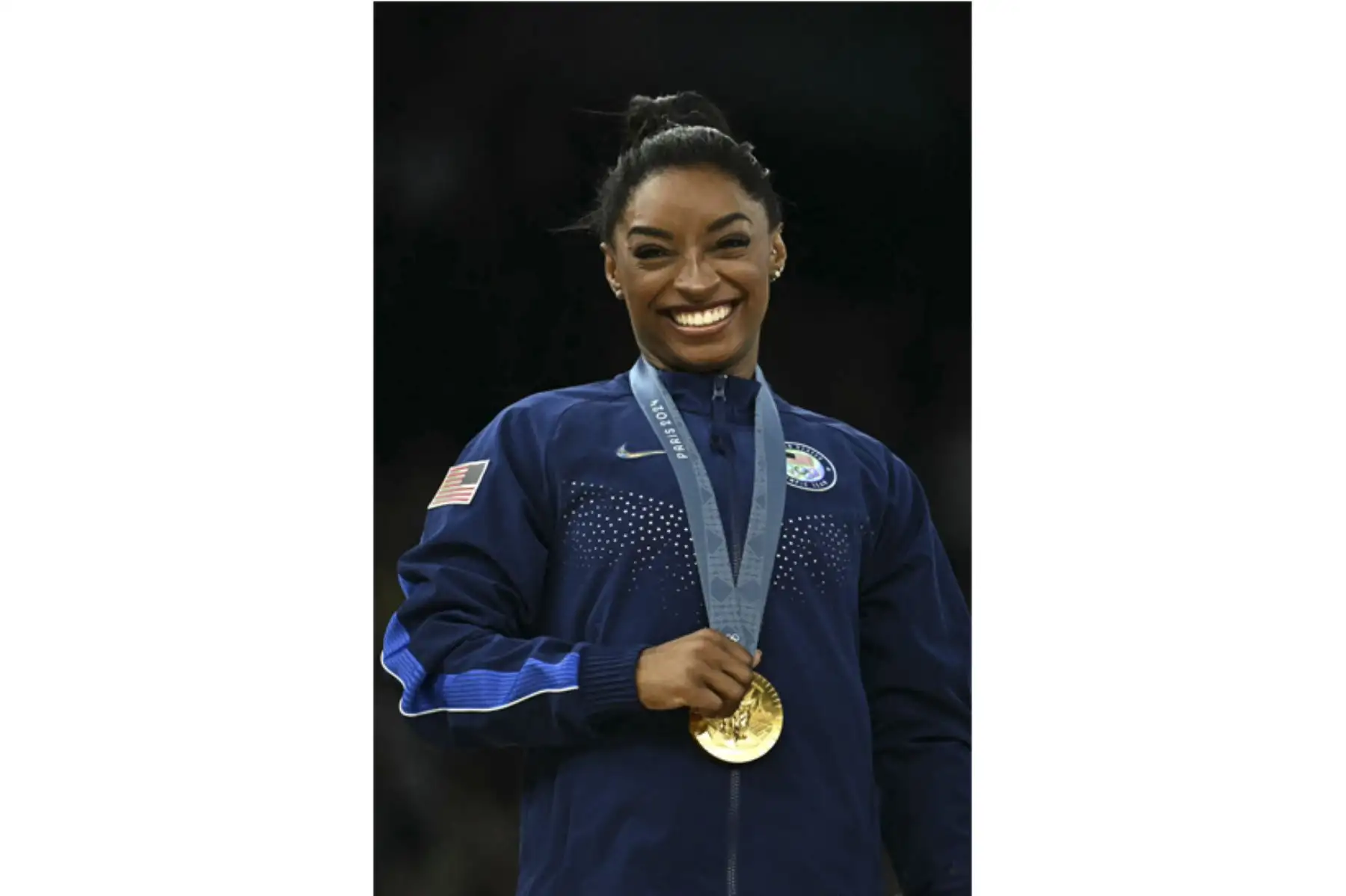 La estadounidense Simone Biles posa con la medalla de oro durante la ceremonia del podio de la final por equipos femenino de gimnasia artística durante los Juegos Olímpicos de París 2024.
Foto: ANDINA/ AFP