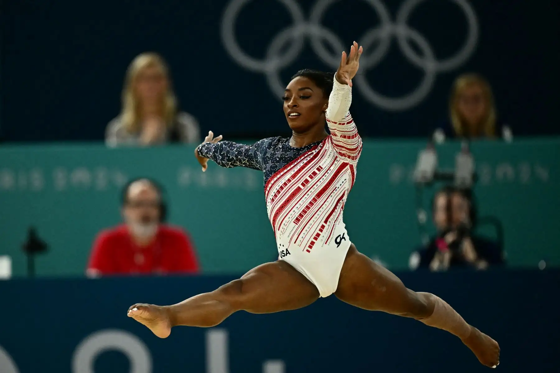 La estadounidense Simone Biles compite en la prueba de suelo de la final por equipos femenina de gimnasia artística durante los Juegos Olímpicos de París 2024. Foto: ANDINA/AFP