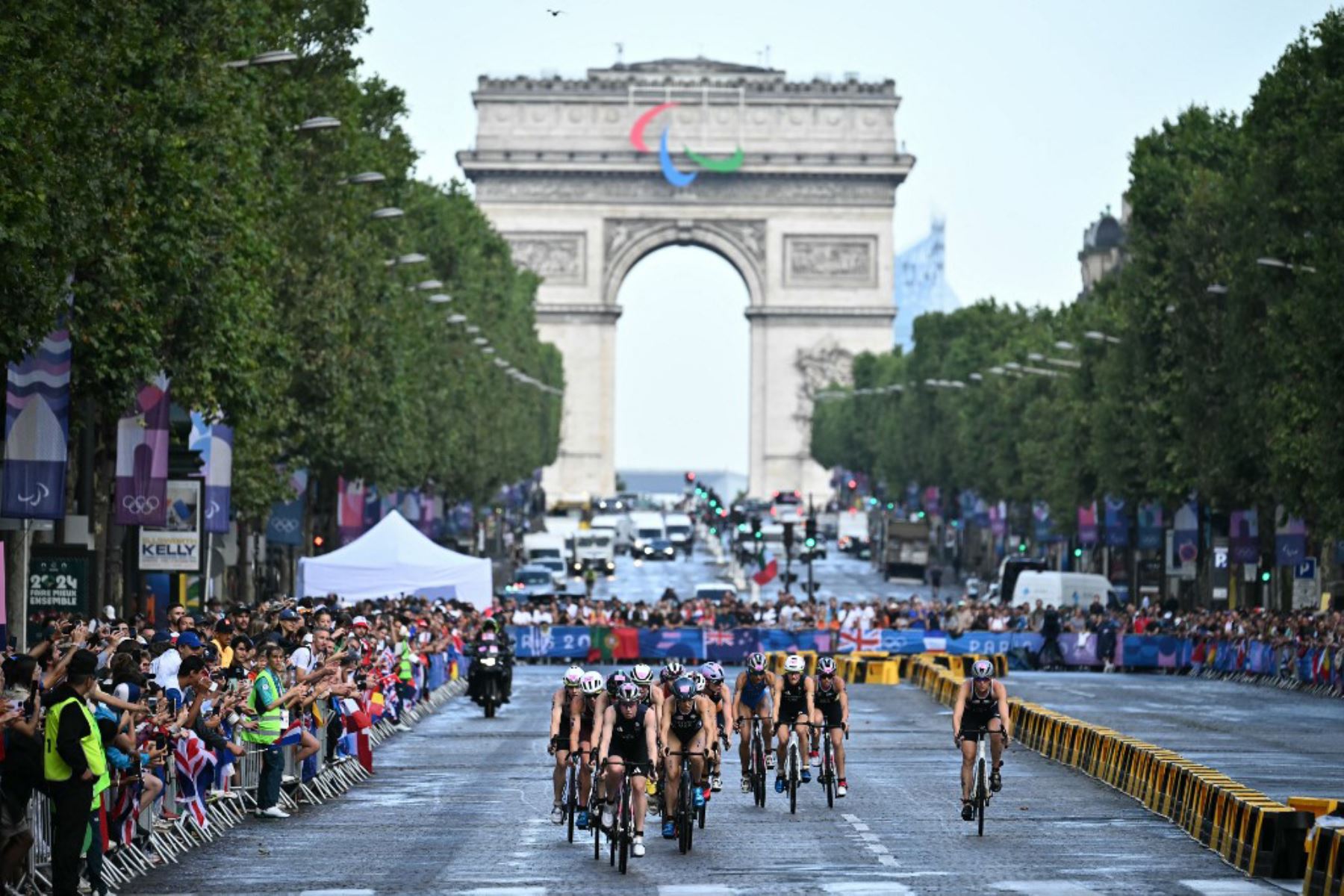 Los atletas compiten en la carrera ciclista durante el triatlón individual femenino en los Juegos Olímpicos de París 2024 en el centro de París. Foto: AFP