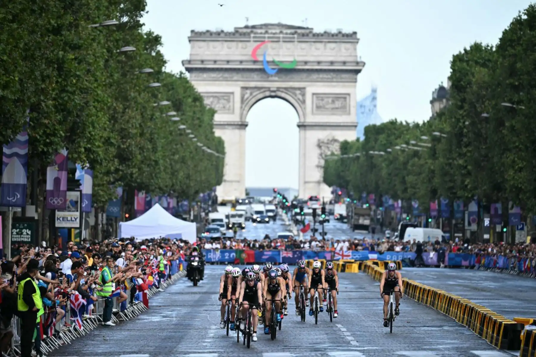 Los atletas compiten en la carrera ciclista durante el triatlón individual femenino en los Juegos Olímpicos de París 2024 en el centro de París. Foto: AFP