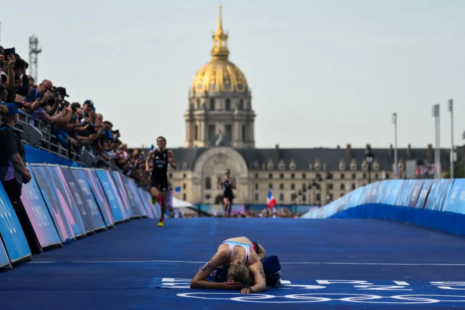 La francesa Cassandre Beaugrand reacciona después de cruzar primero la meta en el Puente Alejandro III al final de la carrera de triatlón individual femenino en los Juegos Olímpicos de París 2024 en el centro de París el 31 de julio de 202. Foto: AFP