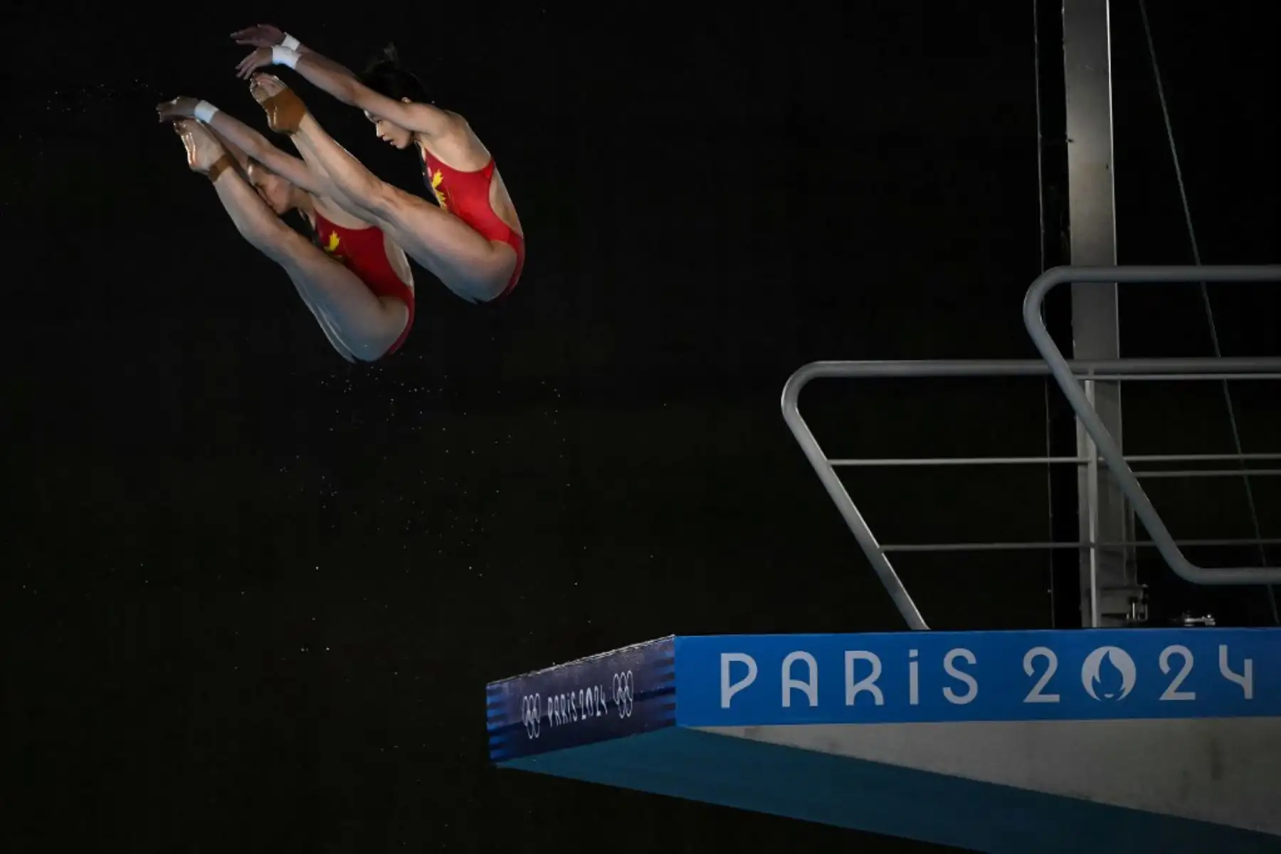 Chen Yuxi y Quan Hongchan de China compiten en la final femenina de saltos sincronizados en plataforma de 10 m en los Juegos Olímpicos de París 2024 en el Centro Acuático de Saint-Denis, al norte de París. Foto: AFP