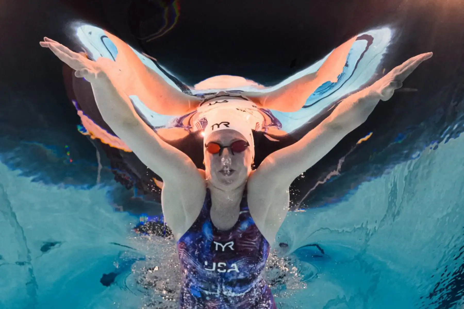 Una vista submarina muestra a la estadounidense Lilly King compitiendo en una serie de la prueba de natación femenina de 200 m braza durante los Juegos Olímpicos de París 2024 en el estadio Paris La Defense Arena . Foto: AFP