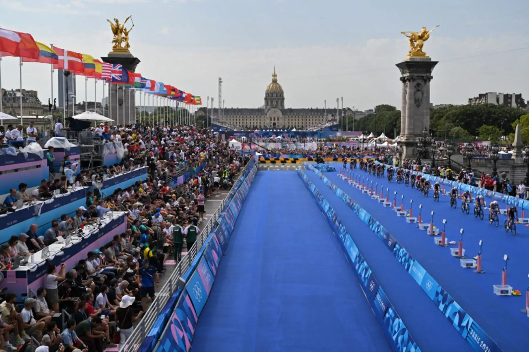 Los atletas compiten en la etapa de ciclismo durante el triatlón individual masculino en los Juegos Olímpicos de París 2024 en el centro de París. Foto: AFP
