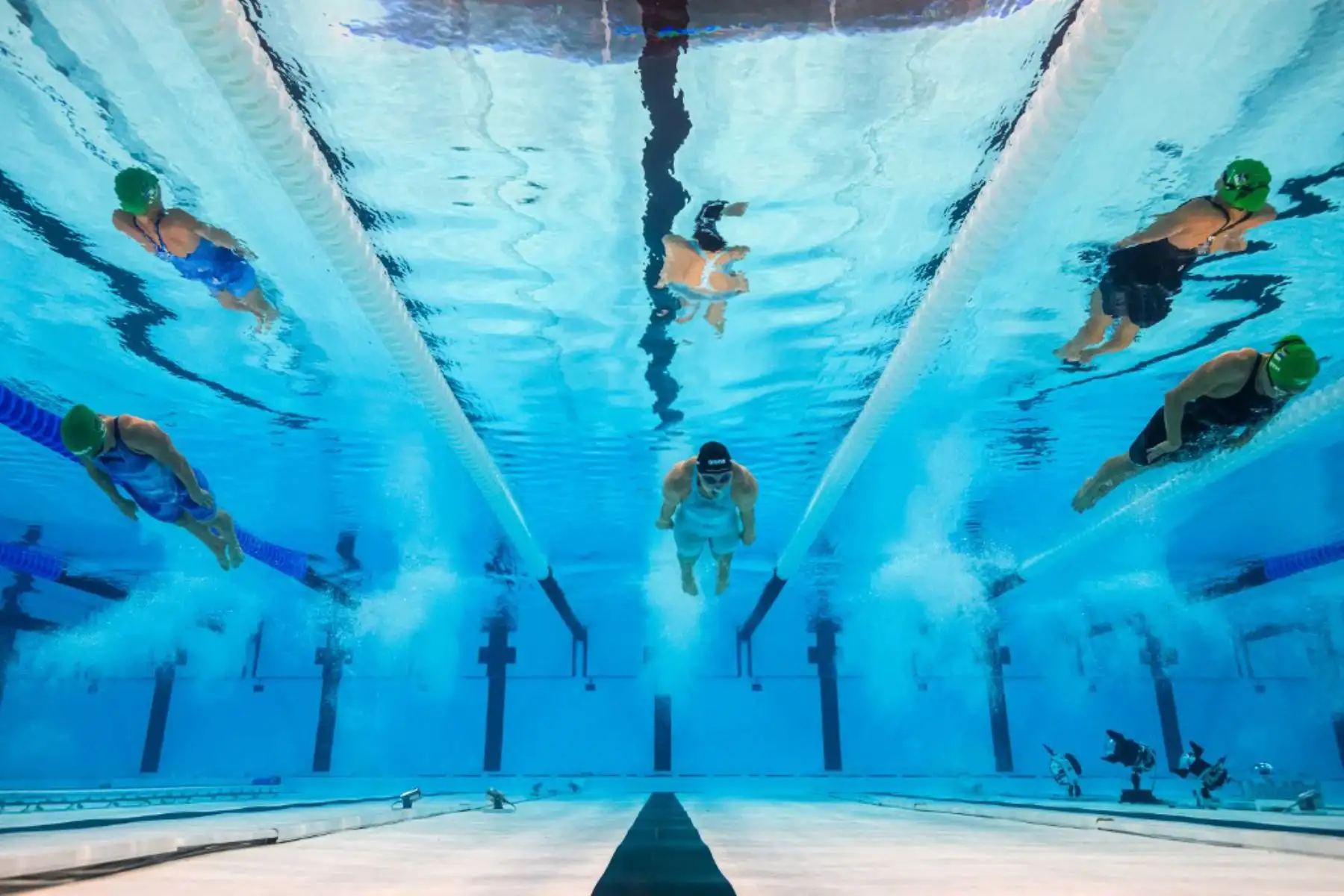 Una vista submarina muestra a Kaylene Corbett de Sudáfrica, Mona McSharry de Irlanda y Tatjana Smith de Sudáfrica compitiendo en una serie de natación femenina de 200 m braza durante los Juegos Olímpicos de París 2024 en el estadio Paris La Defense Arena. Foto: AFP