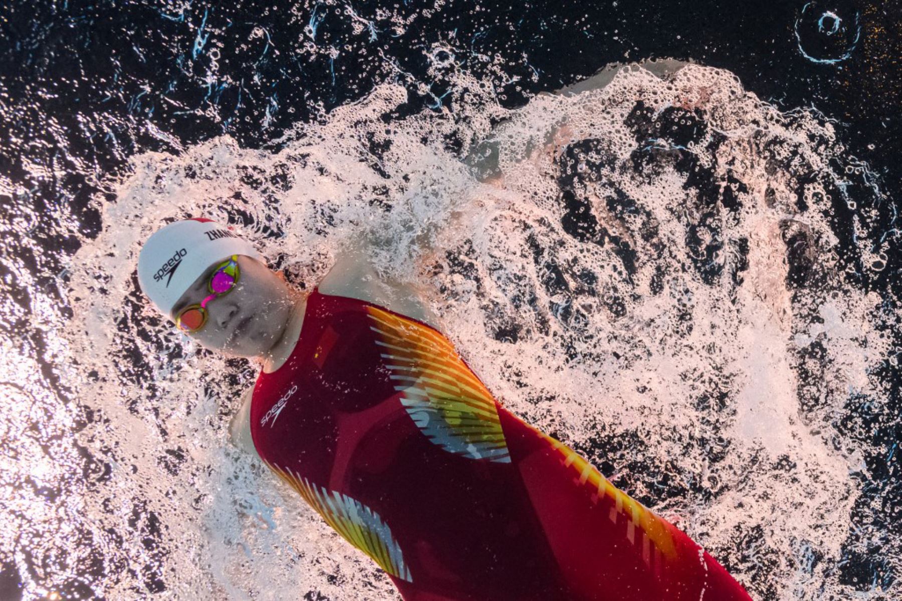 Una vista submarina muestra a la china Zhang Yufei compitiendo en una serie de la prueba femenina de natación mariposa de 200 m durante los Juegos Olímpicos de París 2024. Foto: AFP