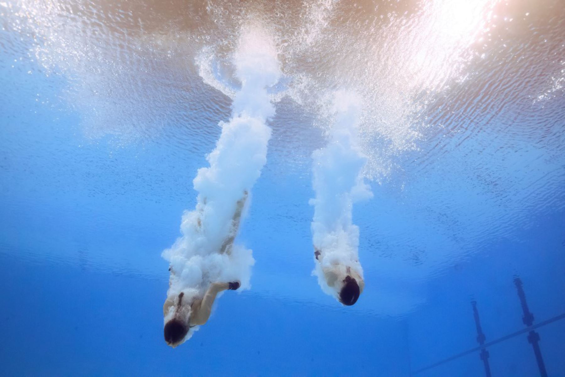 Una vista submarina muestra a las británicas Andrea Spendolini Sirieix y Lois Toulson compitiendo en la final femenina de saltos sincronizados en plataforma de 10 m en los Juegos Olímpicos de París 2024 en el Centro Acuático de Saint-Denis, al norte de París. Foto: AFP