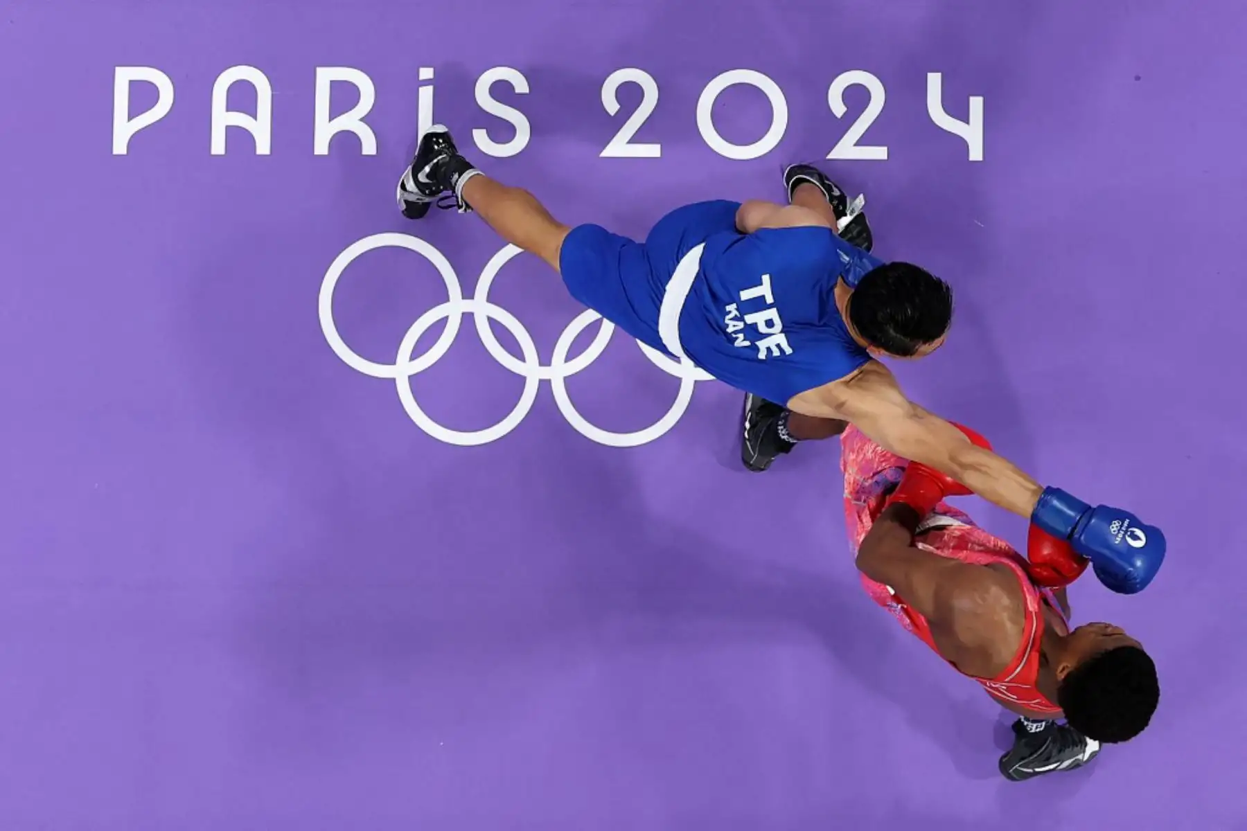Una descripción general muestra al taiwanés Kan Chia-wei golpeando al estadounidense Omari Jones en la ronda preliminar masculina de 71 kg de octavos de final de boxeo durante los Juegos Olímpicos de París 2024. Foto: AFP