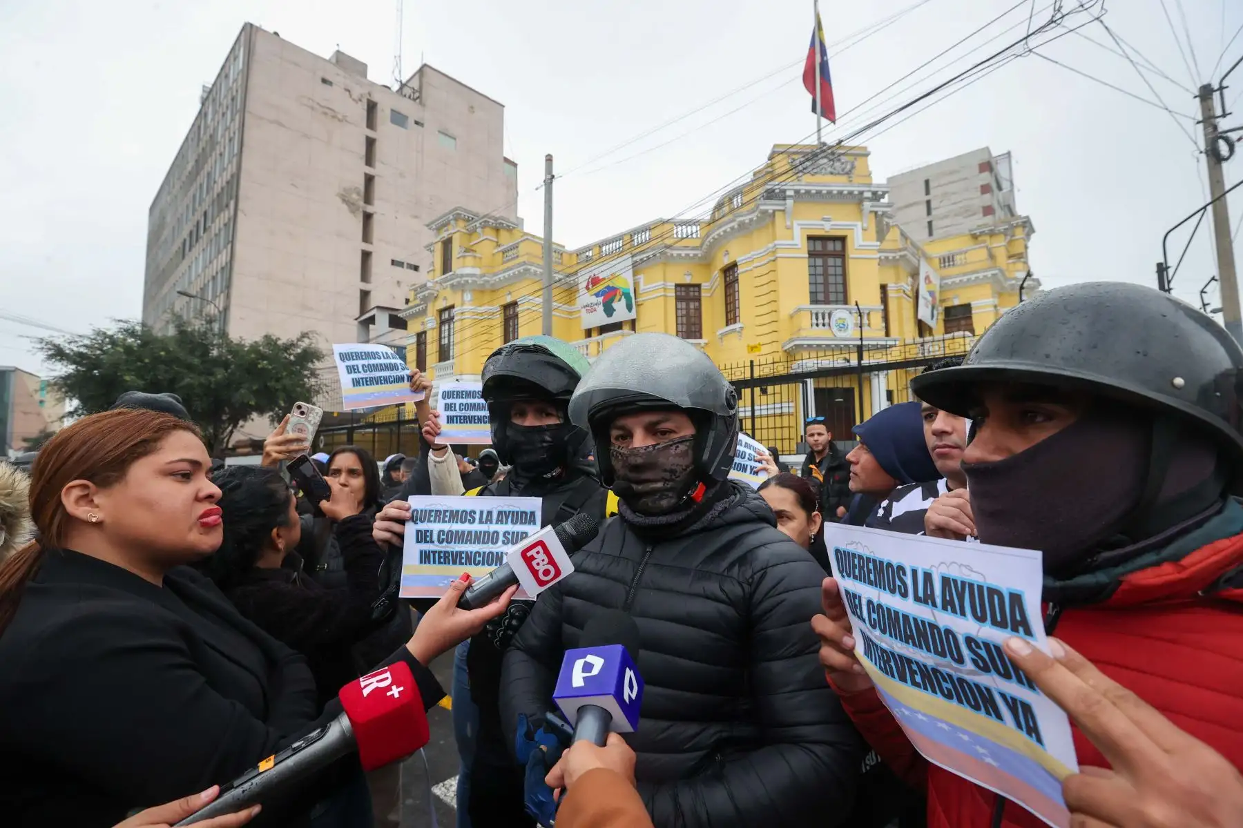 Buena cantidad de los venezolanos que hacen cola desde ayer en la avenida Arequipa tienen en común un problema: estaban a punto de recoger sus pasaportes y sus citas estaban programadas para los siguientes días. La suspensión de los trámites los ha dejado en el desconcierto.

Foto: ANDINA/ Juan Carlos Guzmán Negrini