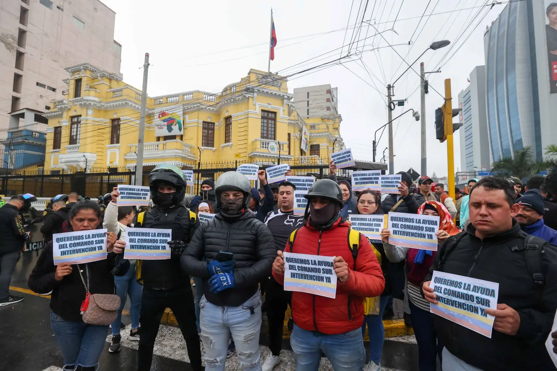 Buena cantidad de los venezolanos que hacen cola desde ayer en la avenida Arequipa tienen en común un problema: estaban a punto de recoger sus pasaportes y sus citas estaban programadas para los siguientes días. La suspensión de los trámites los ha dejado en el desconcierto.

Foto: ANDINA/ Juan Carlos Guzmán Negrini