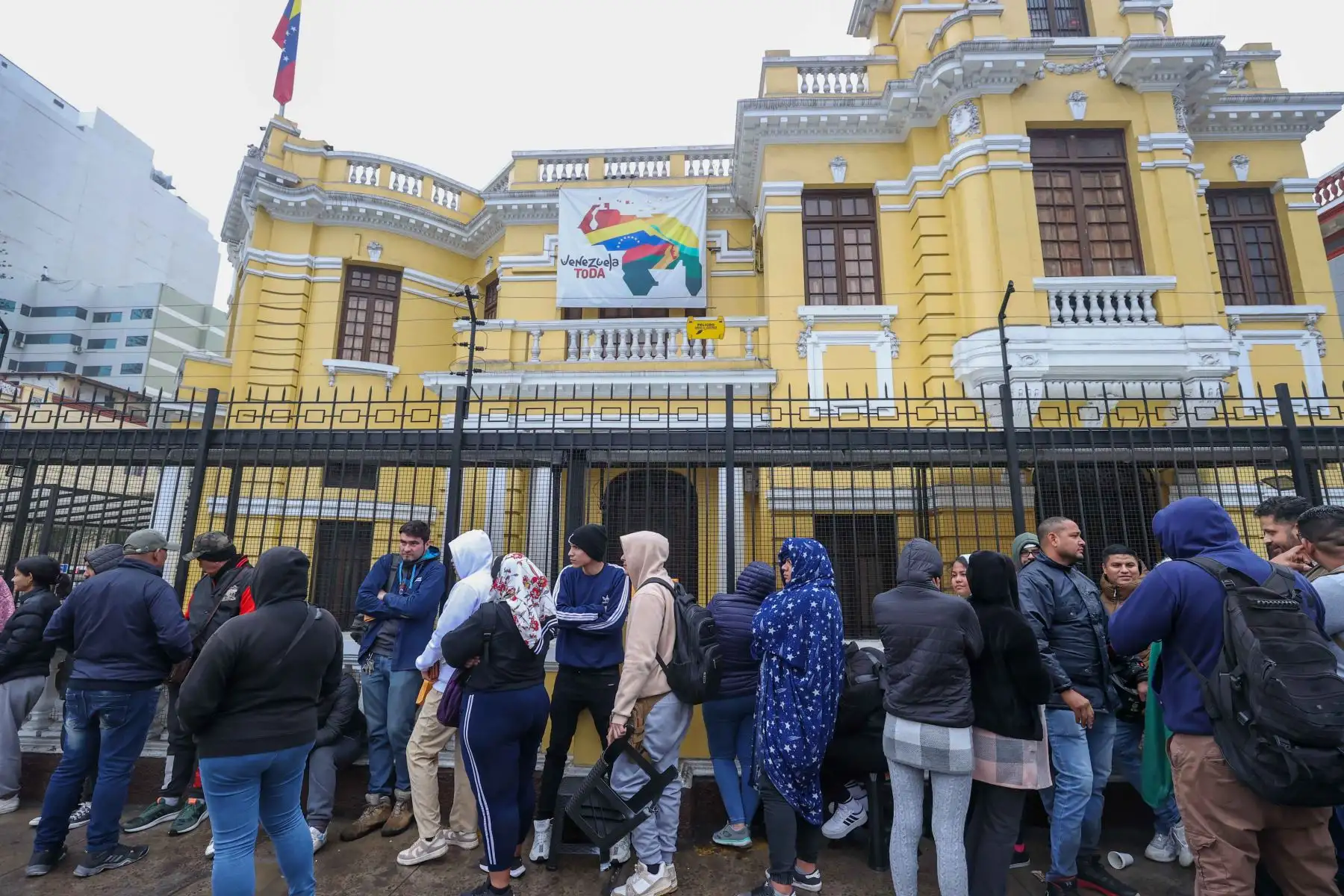 Alrededor de las 5 de la tarde ayer la Embajada de Venezuela en el Perú dio a conocer vía redes sociales la suspensión, de forma indefinida, de la atención consular, así como todos los trámites consulares.

Foto: ANDINA/ Juan Carlos Guzmán Negrini